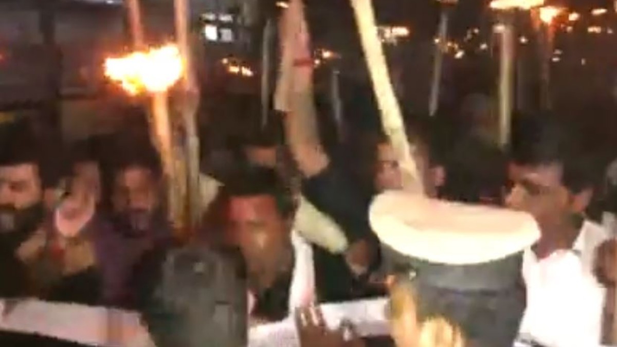 Karnataka: Bengaluru Police disperse the Youth Congress leaders who were carrying out protest Karnataka: Bengaluru Police disperse the Youth Congress leaders who were carrying out protest