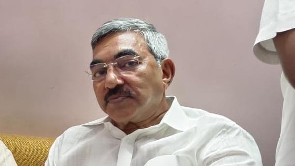 Former BJP MP Sujana Chowdary meets Senior TDP leader Alapati Raja at his residence. Former BJP MP Sujana Chowdary meets Senior TDP leader Alapati Raja at his residence.