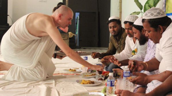 Hindu temples launches iftar party during Ramzan