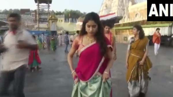 Bollywood actor Janhvi Kapoor visited Tirumala and offered prayers to Lord Venkateswara