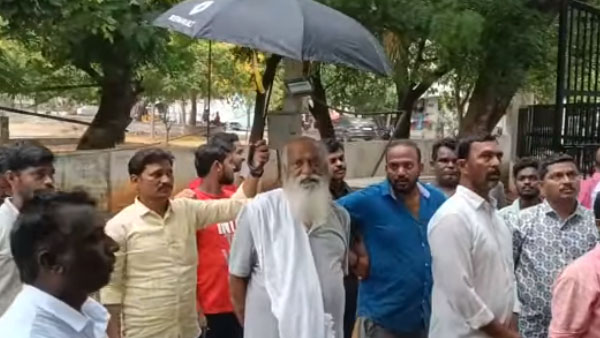JC Prabhakar Reddy protest in a tent in Tadipatri Municipality