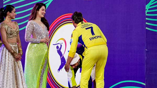 IPL 2023, CSK vs GT: Arijit Singh touched the feet of MS Dhoni during the opening ceremony