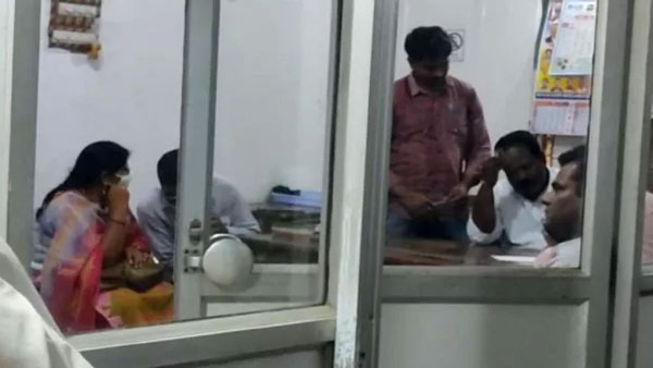 Peddapally sub registrar nirmala catched by ACB while taking bribe Peddapally sub registrar nirmala catched by ACB while taking bribe