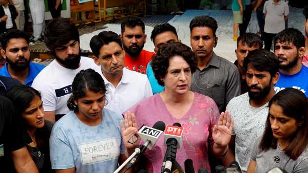 Priyanka Gandhi Vadra meets the wrestlers protesting