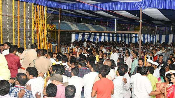 Devotees Protest at Simhachalam Appanna Chandanotsavam, Swaroopnanada Serious on Officials