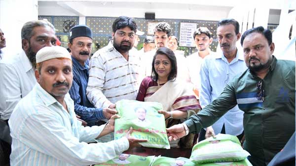Help the poor minorities! Mayor Vijayalakshmi presented Ramzan gifts.!