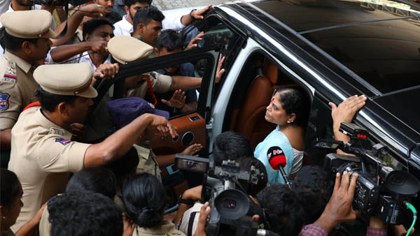 YS Vijayamma reached at Police Station in Hyderabad
