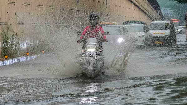 heavy rain lashes Hyderabad city: huge traffic jam