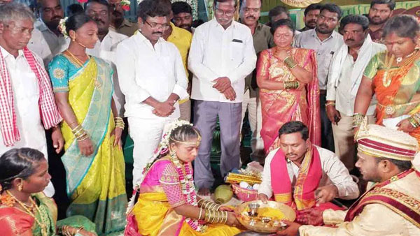 Marriage stopped for bike demanded by groom: MLA Rasamayi Balakishan helps brides family
