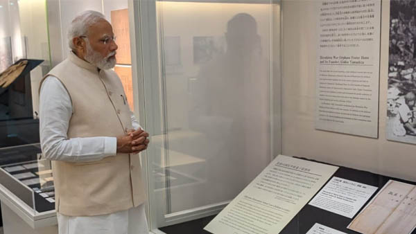 PM Narendra Modi Wears Jacket Made of Recycled Material During Visit to Hiroshima Museum