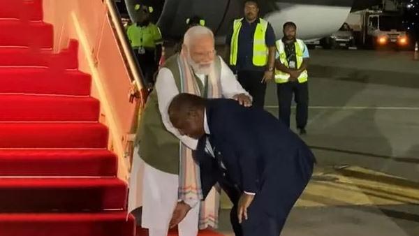 Papua New Guinea PM James Marape touches PM Modis Feet at airport after his arrival Papua New Guinea PM James Marape touches PM Modis Feet at airport after his arrival