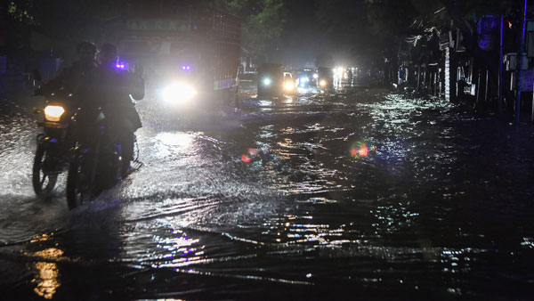 heavy rain in parts of Hyderabad city, huge traffic jam