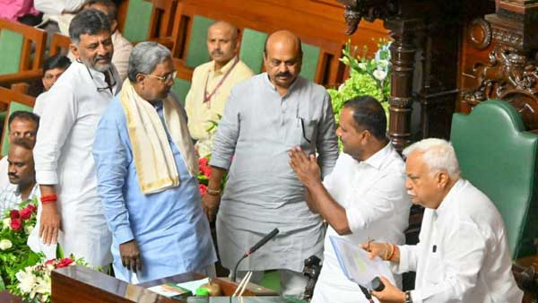 Security personnel stopped CM Siddaramaiahs car in front of the gate of Sonia Gandhis house