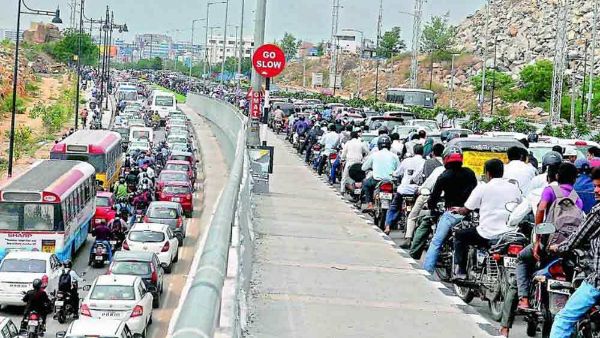traffic jam due to the gas leak in Pata Basti Auto in Hyderabad