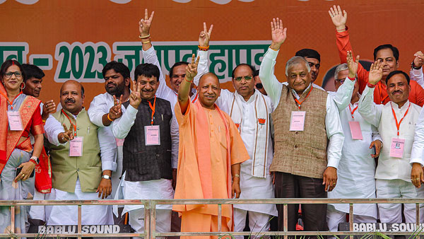 yogi adityanath says parivarvadi and tamanchavadi not happy with UP development