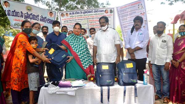 ys jagan bumber offer to students on poor quality jagananna vidya kanuka kits ys jagan bumber offer to students on poor quality jagananna vidya kanuka kits