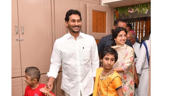 YS Jagan along with Bharathi visits Nirmal Hriday Bhavan in Vijayawada