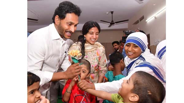YS Jagan along with Bharathi visits Nirmal Hriday Bhavan in Vijayawada