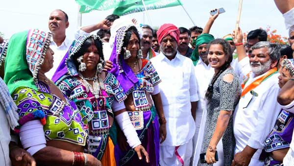 A strange incident in Padayatra. Thousands of electricity bills for homes without meters.Surprised Bhatti.! A strange incident in Padayatra. Thousands of electricity bills for homes without meters.Surprised Bhatti.!