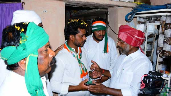 A strange incident in Padayatra. Thousands of electricity bills for homes without meters.Surprised Bhatti.! A strange incident in Padayatra. Thousands of electricity bills for homes without meters.Surprised Bhatti.!