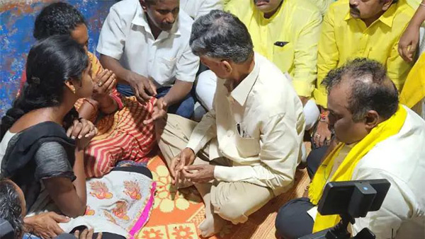 Chandrababu visits student Amarnaths family, announces Rs 10 lakhs as help