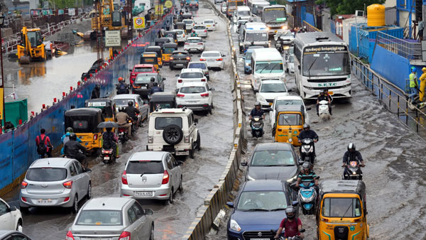 The Tamil Nadu government announced a holiday for educational institutions in five districts including Chennai due to heavy rains