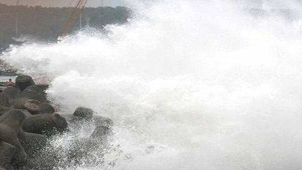 Cyclone Biparjoy Landfall Process Starts At Gujarats Jakhau Port; Strong Winds And Rains in the state Cyclone Biparjoy Landfall Process Starts At Gujarats Jakhau Port; Strong Winds And Rains in the state