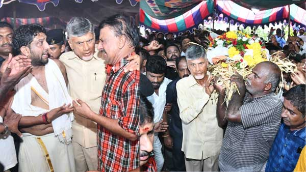 TDP Chief Chandrababu attends Kothakota Dayakar Reddy funeral at Parkapuram