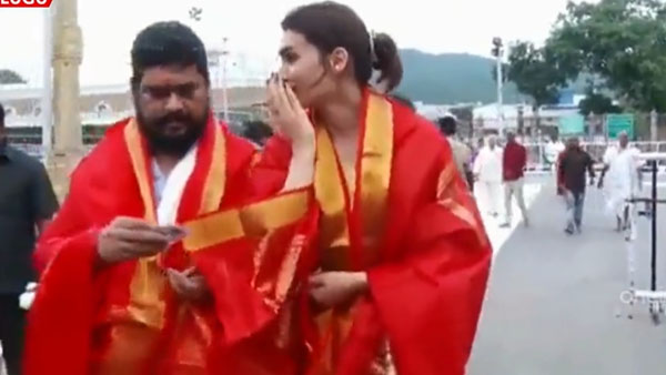 Adipurush Director Om Raut kissed Kriti Sanan in Tirumala; criticism on controversy Adipurush Director Om Raut kissed Kriti Sanan in Tirumala; criticism on controversy