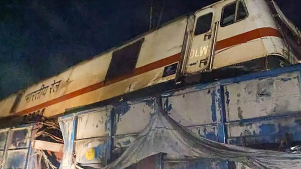 The dead bodies of those killed in the Odisha train accident are waiting in front of the AIIMS hospital The dead bodies of those killed in the Odisha train accident are waiting in front of the AIIMS hospital
