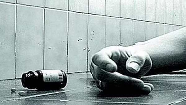 A gold jewelery polisher in police custody committed suicide by drinking cyanide in Karnataka