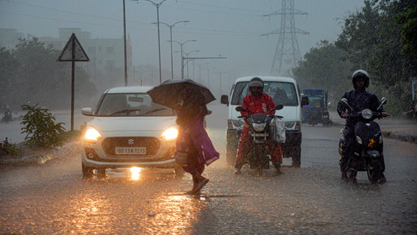 IMD alerts heavy rains in AP and Telangana for next Three days, Yellow alert issued