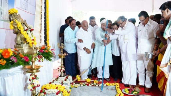 Bengaluru: Karnataka Chief Minister Siddaramaiah and ministers worshiped with shoes on their feet. Bengaluru: Karnataka Chief Minister Siddaramaiah and ministers worshiped with shoes on their feet.