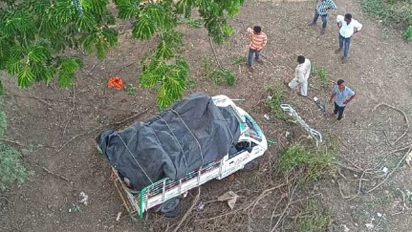 Tempo vehicle fell from bridge in Burgampahad: two children among four killed Tempo vehicle fell from bridge in Burgampahad: two children among four killed