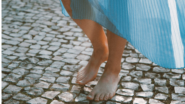 walking with barefoot: is it beneficial to walk without sandals?