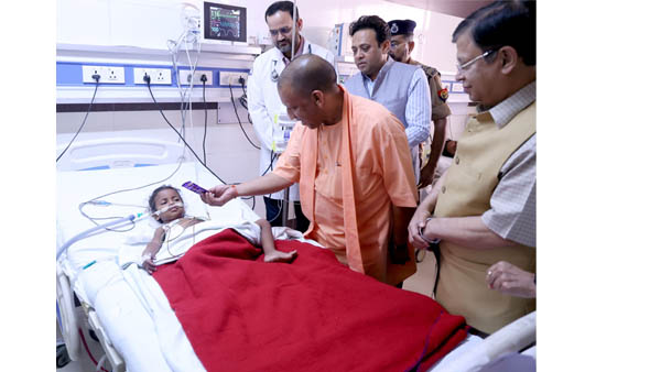 yogi adityanath visits hospital and enquires about girl injured in lucknow court incident