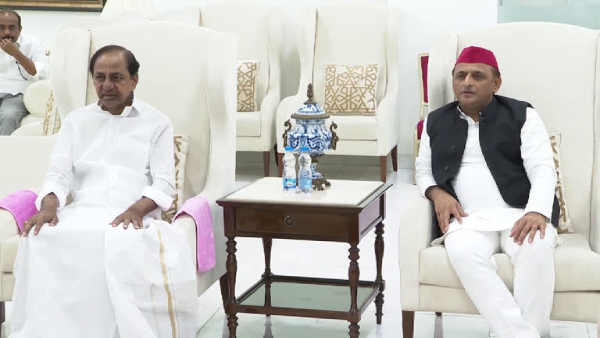  Akhilesh yadav meets cm kcr at pragathi Bhavan