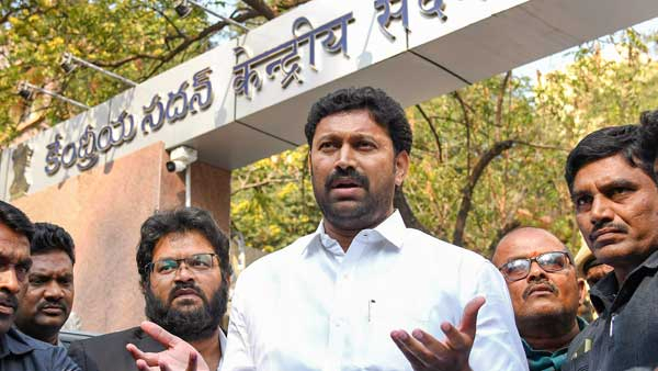 cbi court summons kadapa mp ys avinash reddy to attend before them on august 14