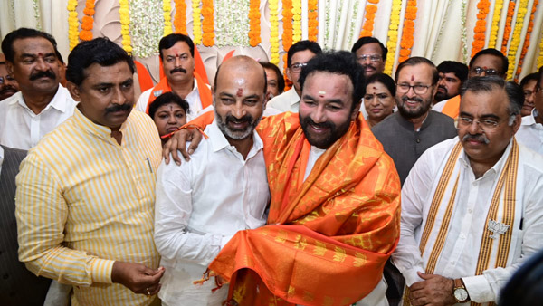 BJP leader Bandi Sanjay hot comments on own party leaders BJP leader Bandi Sanjay hot comments on own party leaders