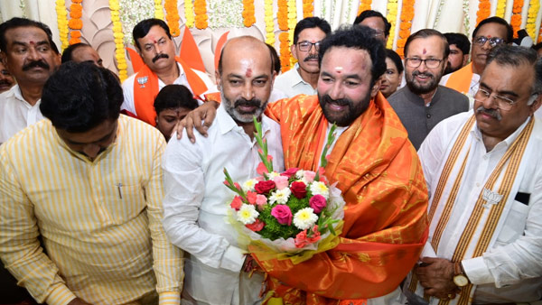 BJP high command serious on bandi sanjay comments, bandi sanjay left in middle of meeting?