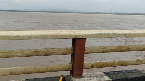 Godavari floods:Second danger alert at Bhadrachalam, Dhavaleswaram; flood effected Villages in fear!