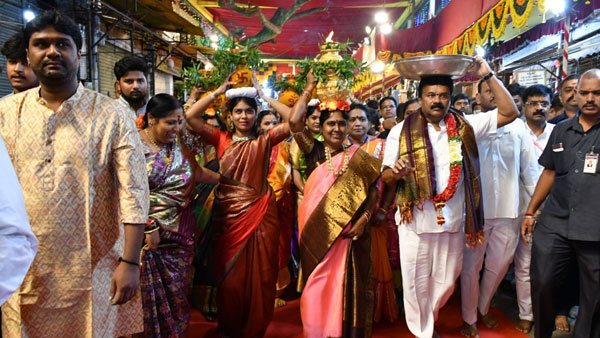 Bonalu, Festival begins in Hyderabad, Minister Talasani performs first pooja