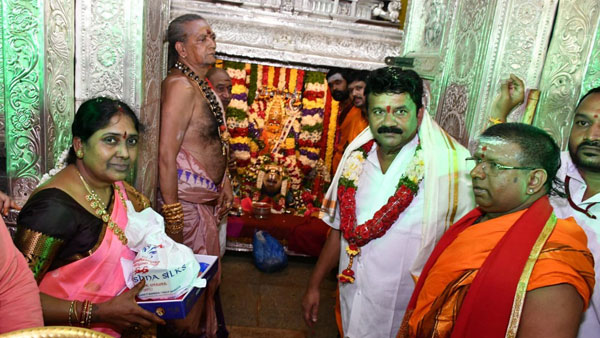 Bonalu, Festival begins in Hyderabad, Minister Talasani performs first pooja