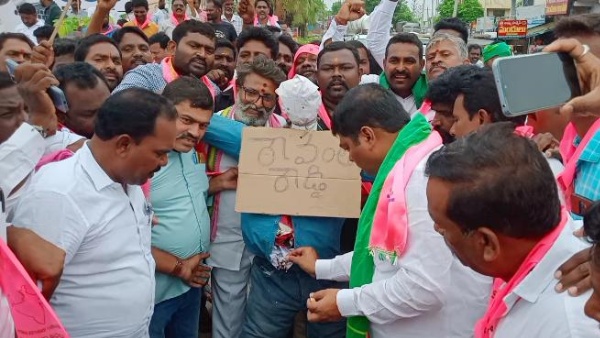 BRS vs Congress: brs Burning effigies of revanth reddy and congress burning cm kcr effigies!!