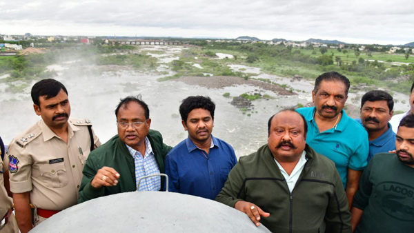 Rising flood to Lower Manair Dam; Minister Gangula kamalakar lifted 16 gates of dam!! Rising flood to Lower Manair Dam; Minister Gangula kamalakar lifted 16 gates of dam!!