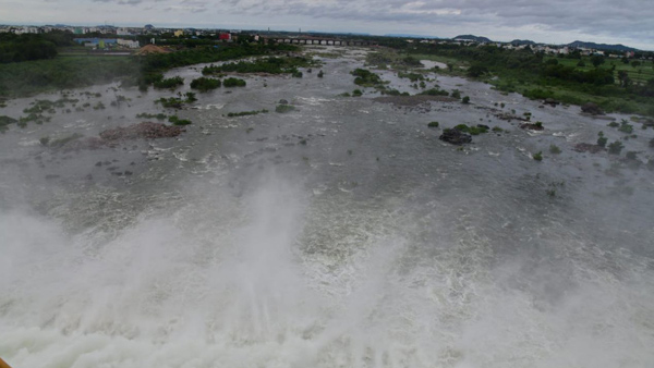 Rising flood to Lower Manair Dam; Minister Gangula kamalakar lifted 16 gates of dam!! Rising flood to Lower Manair Dam; Minister Gangula kamalakar lifted 16 gates of dam!!