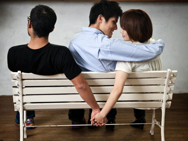 The girl friend who attacked her old boyfriend and left her naked on the road along with her new boyfriend