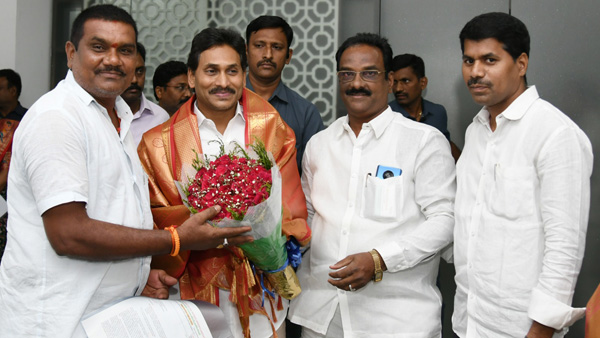 ys jagan good news to VROs in ap- agreed for these demands fulfilment