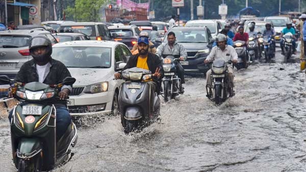 Heavy rain in Hyderabad caused traffic jam in many areas Heavy rain in Hyderabad caused traffic jam in many areas