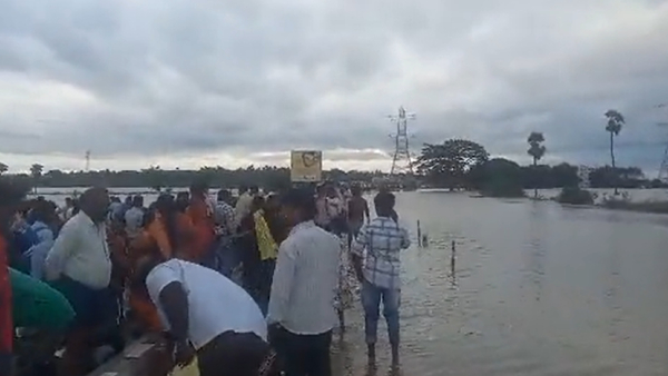 Traffic Jam on NH 65 due to Munneru flow on Hyderabad to Vijayawada , Police advice for alternate Routes